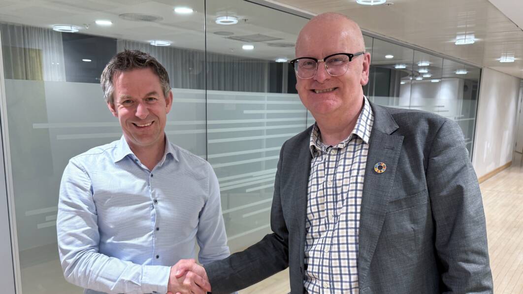 YS Stat og staten har kommet til enighet om årets lønnsoppgjør. Her er leder av YS Stat Jens B. Jahren (t. v.) og statens personelldirektør Gisle Norheim (Foto: Vetle Daler).