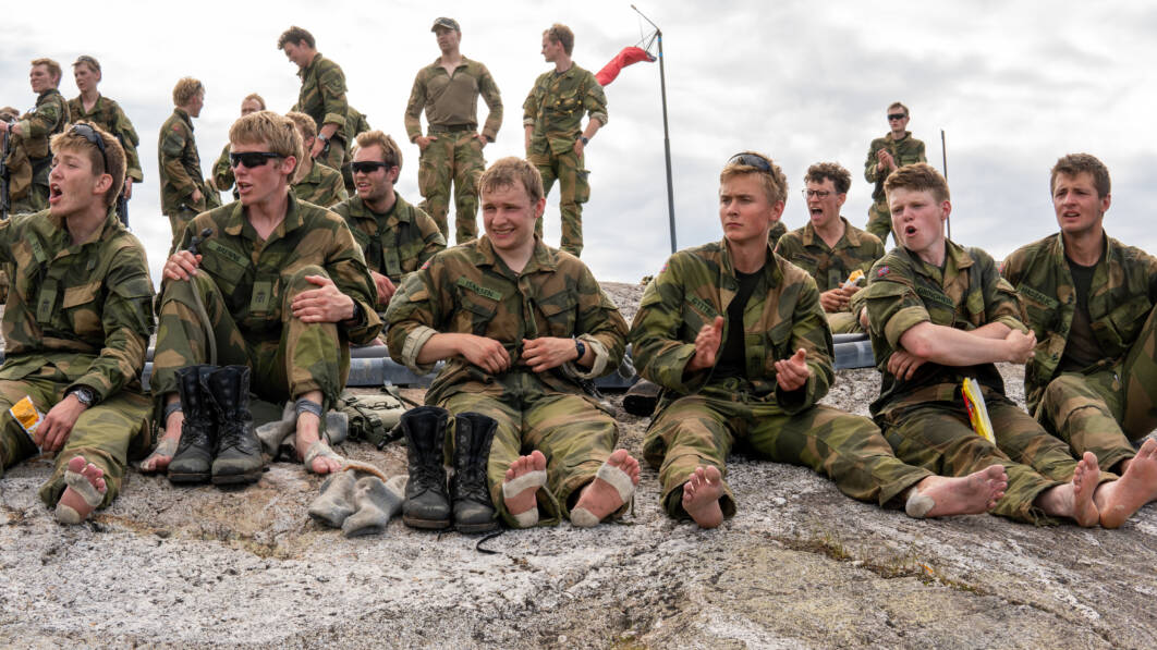 Soldatene som har nådd toppen, heier fram de andre. De lange marsjene over flere dager har satt spor på føttene er fulle av gnagsår og vannblemmer.