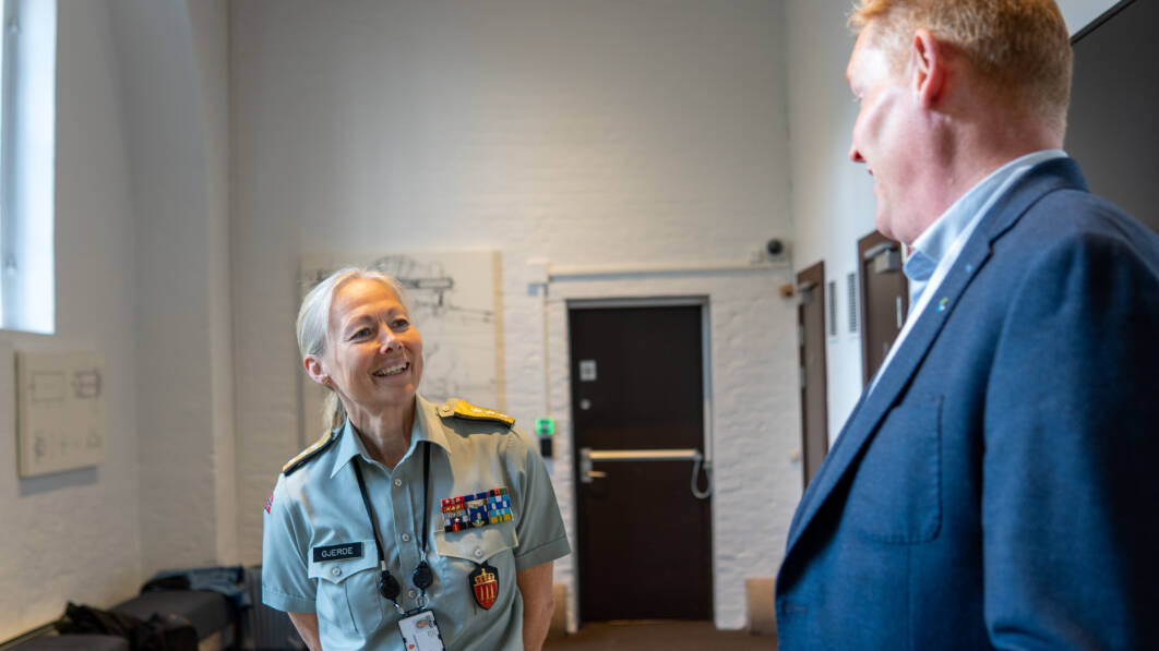 Sjef Forsvarsstaben Ingrid Gjerde holdt et foredrag under den nordiske konferansen der Befalets Fellesorganisasjon er vert. Her er hun sammen med leder av BFO Dag Stutlien.