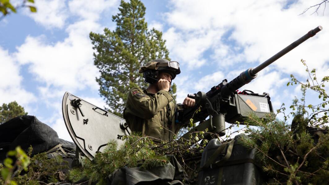 I Forsvaret er det pålagt trening, øvelser og oppdrag som ofte innebærer høy risiko – og det er ikke mulig å velge bort de farlige situasjonene, skriver Grete Thorsby (Foto: Karelius Heitmann/Forsvaret).