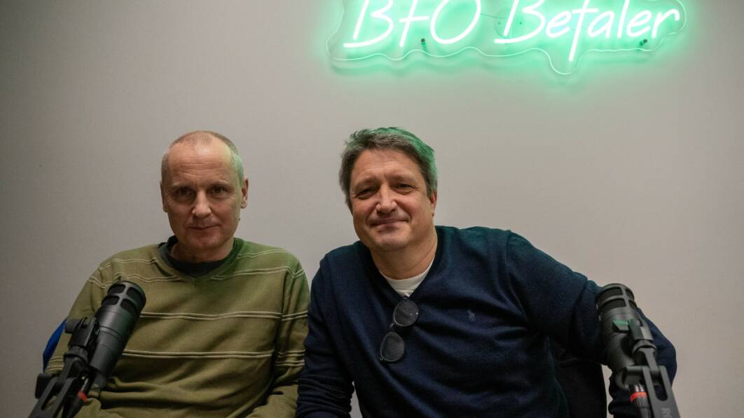 Paal Sigurd Hilde (t.v) og Robin Allers ved Institutt for forsvarsstudier var gjester i podkasten BFO Befaler (Foto: Øyvind Førland Olsen/Offisersbladet).