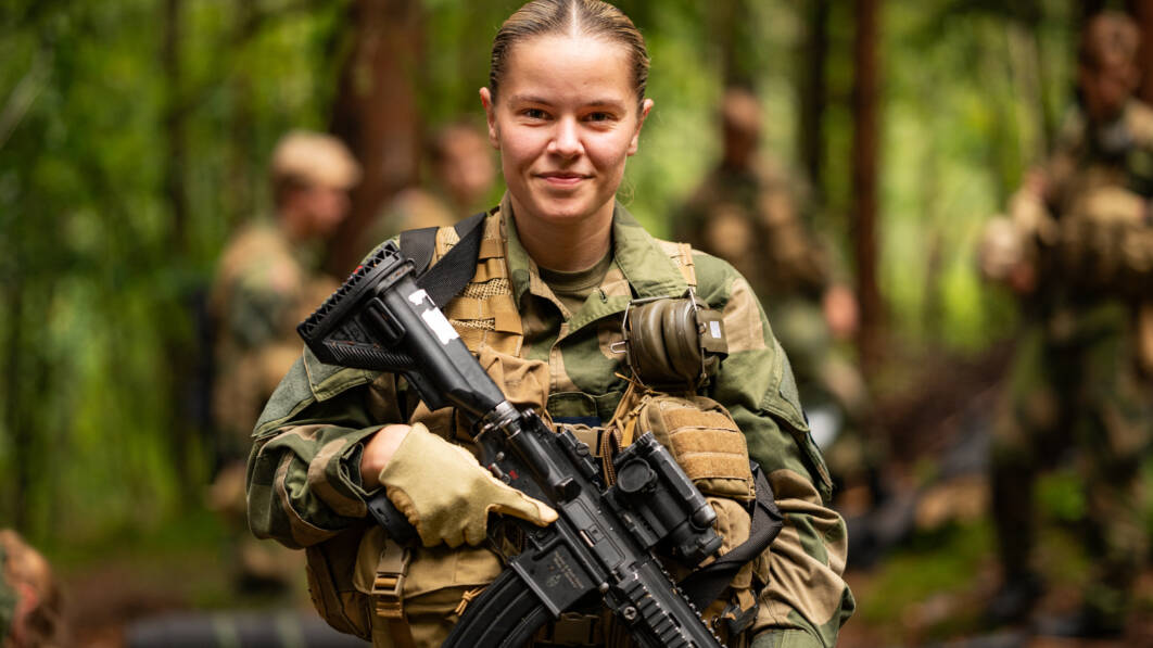 Offisersbladet har fulgt kadettene Alma Løvaas (bildet) og Pelle Justnæs under utdanningen. Nå er fotojournalist Morten Lauveng tildelt støtte fra Fritt Ord for prosjektet (Foto: Morten Lauveng).