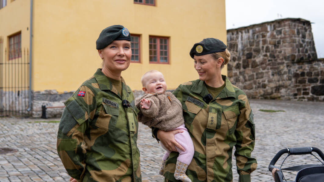 Amanda Bergh og Matilde Saubrekka, her med datteren Harriet, er begge en del Militært kvinnelig nettverk. De mottar YS likestllingspris 2024.