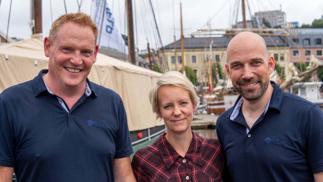 Stortingspolitiker Ingrid Fiskaa (SV) var første gjest i podkasten BFO befaler. Her er hun sammen med leder i BFO Dag Stutlien (t.v.) og nestleder Lars Ullensvang (Foto: Øyvind Førland Olsen/Offisersbladet).