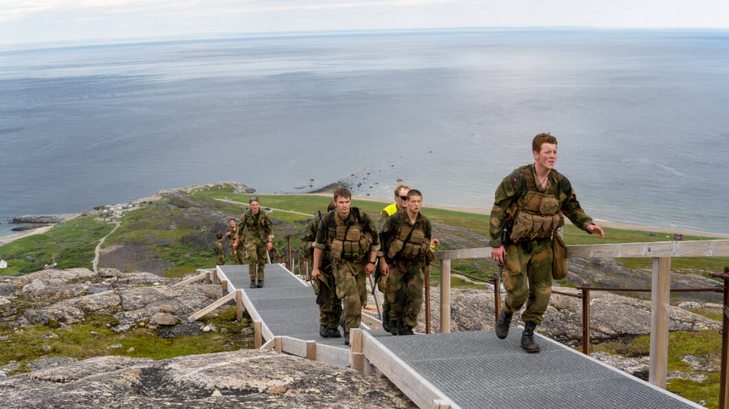 Soldatene sliter seg opp siste rest av trappetrinnene som leder opp mot OP 247 med utsikt mot Barentshavet og Russland. Snart starter oppdraget som grensejegere.