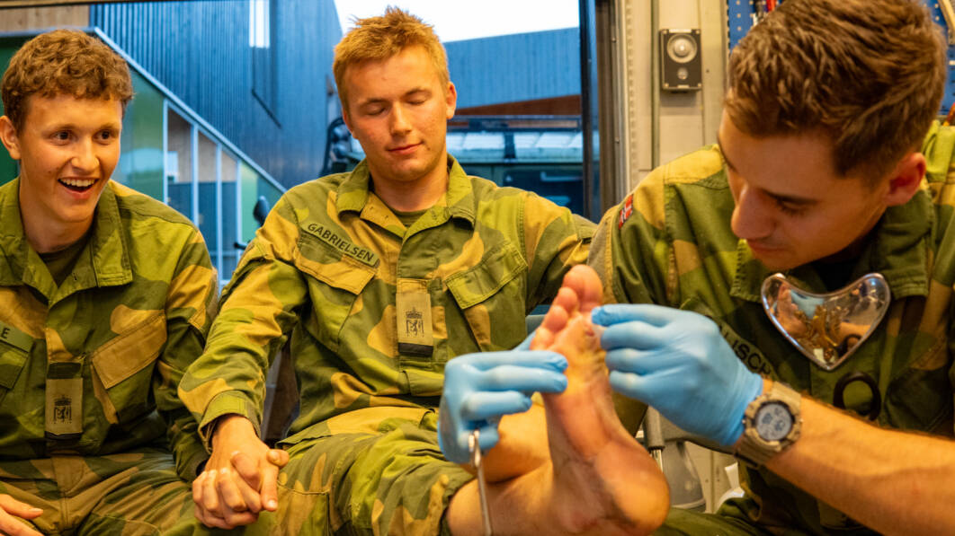 Noen timer tidligere ble Mathias Gabrielsen ferdig med grensemarsjen. De nærmeste dagene må han være innstilt på å trå varsomt som følge føttene som har fått hard medfart. Han får oppfølging av løytnant Axel Helgeland Calisch.