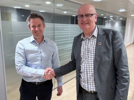 YS Stat og staten har kommet til enighet om årets lønnsoppgjør. Her er leder av YS Stat Jens B. Jahren (t. v.) og statens personelldirektør Gisle Norheim (Foto: Vetle Daler).