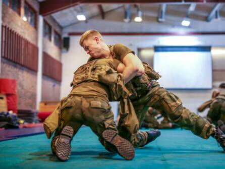 Skadene som oppstår i tjenesten, ender altfor ofte opp som den enkeltes private problem, skriver Grete Thorsby (Foto: Fride Sørensen/Forsvaret).  Klar til kamp, men uten forsikringsdekning! Når skaden først er et faktum, har ikke Forsvarets personell samme forsikringsvern som kolleger i politiet eller kriminalomsorgen, skriver Grete Thorsby.  Nyheter Personalforvaltning Offisersbladet Debatt Tekst: Grete Thorsby Publisert 23. mai 2025 Oppdatert 23. mai 2025