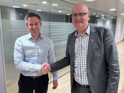 YS Stat og staten har kommet til enighet om årets lønnsoppgjør. Her er leder av YS Stat Jens B. Jahren (t. v.) og statens personelldirektør Gisle Norheim (Foto: Vetle Daler).