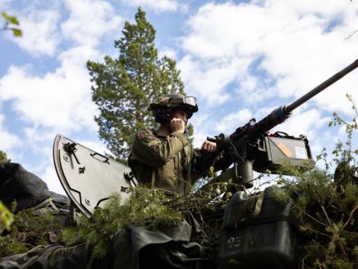 I Forsvaret er det pålagt trening, øvelser og oppdrag som ofte innebærer høy risiko – og det er ikke mulig å velge bort de farlige situasjonene, skriver Grete Thorsby (Foto: Karelius Heitmann/Forsvaret).