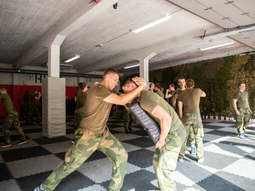 BFO understreker at ansatte og tjenestepliktige i Forsvaret må ha en forutsigbar yrkesskadedekning. Her ser vi rekrutter gjennomføre trening i nærkamp (Foto: Vanessa Andrea Vågstøl Hilland/Forsvaret).