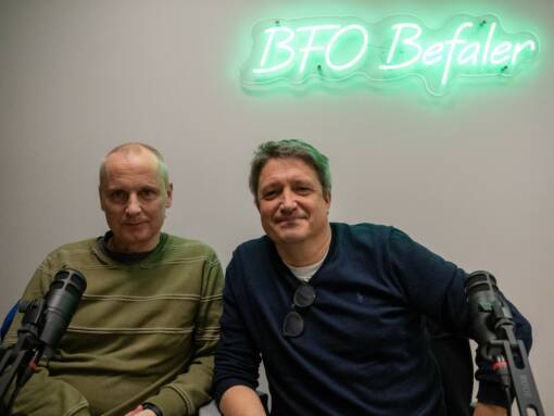 Paal Sigurd Hilde (t.v) og Robin Allers ved Institutt for forsvarsstudier var gjester i podkasten BFO Befaler (Foto: Øyvind Førland Olsen/Offisersbladet).