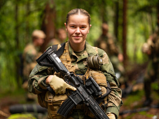 Offisersbladet har fulgt kadettene Alma Løvaas (bildet) og Pelle Justnæs under utdanningen. Nå er fotojournalist Morten Lauveng tildelt støtte fra Fritt Ord for prosjektet (Foto: Morten Lauveng).