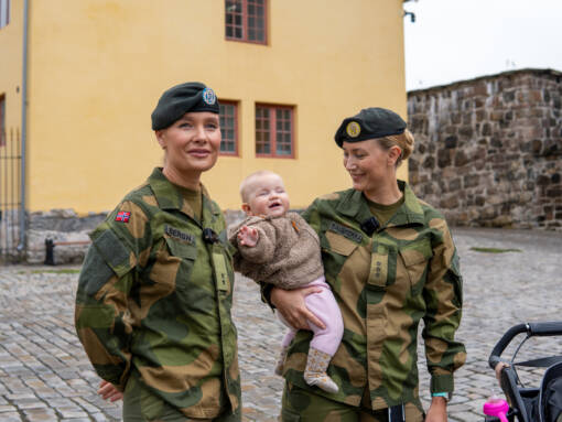 Amanda Bergh og Matilde Saubrekka, her med datteren Harriet, er begge en del Militært kvinnelig nettverk. De mottar YS likestllingspris 2024.