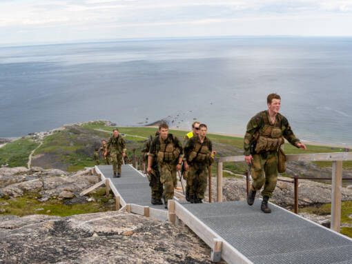 Soldatene sliter seg opp siste rest av trappetrinnene som leder opp mot OP 247 med utsikt mot Barentshavet og Russland. Snart starter oppdraget som grensejegere.